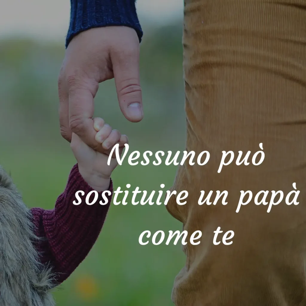 Il padre tiene il dito del bambino.