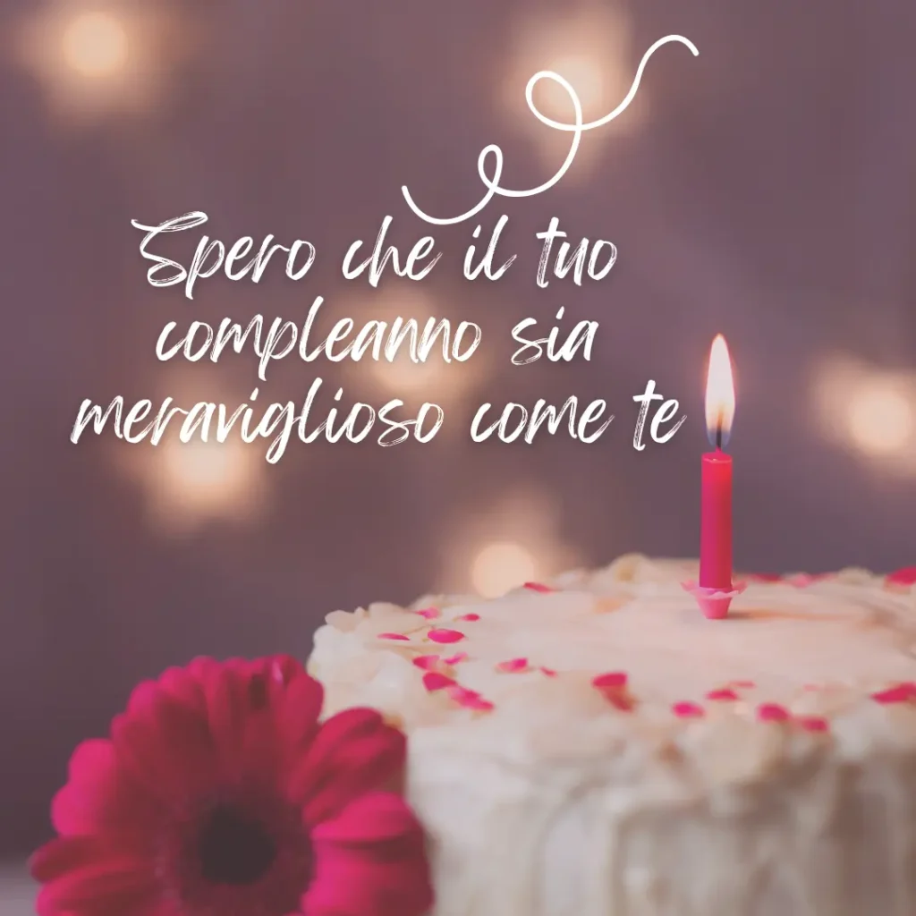 candela con fiore su torta di compleanno